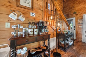 Interior - Ninja Tower-Shuffleboard-New Hot tub-Fire pit-Horseshoes-3acres-Private-Views (Sevierville)