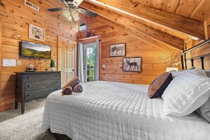 2 bedrooms, desk, iron/ironing board, travel crib - Ninja Tower-Shuffleboard-New Hot tub-Fire pit-Horseshoes-3acres-Private-Views (Sevierville)