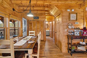 Dining - Ninja Tower-Shuffleboard-New Hot tub-Fire pit-Horseshoes-3acres-Private-Views (Sevierville)