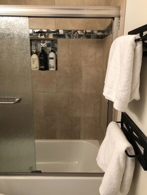 Bañera con ducha, secador de pelo, toallas, jabón