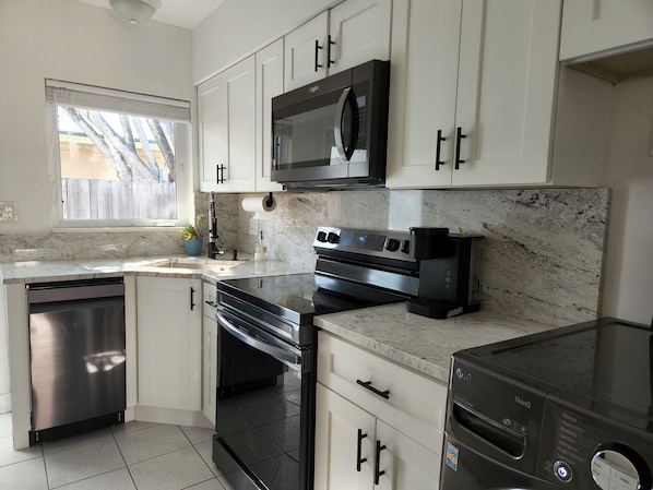 Réfrigérateur, micro-ondes, four, plaque de cuisson