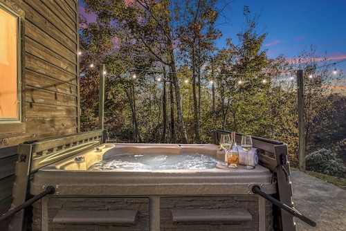 Smoky SPECiAL Perfect Fun Family cabin Game room Hot tub & view!