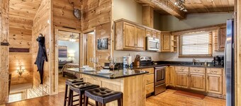 Smoky SPECiAL Perfect Fun Family cabin Game room Hot tub & view!