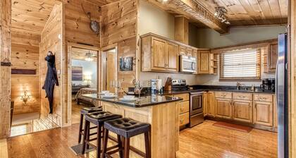 Smoky SPECiAL Perfect Fun Family cabin Game room Hot tub & view!