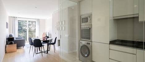 Een koelkast, een microgolfoven, een oven, een vaatwasser