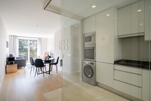 Kühlschrank, Mikrowelle, Ofen, Geschirrspüler