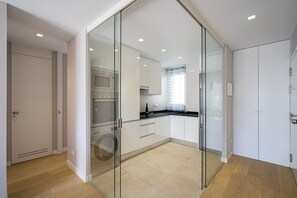 Kylskåp, mikrovågsugn, ugn och diskmaskin