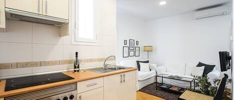 Een koelkast, een microgolfoven, een oven