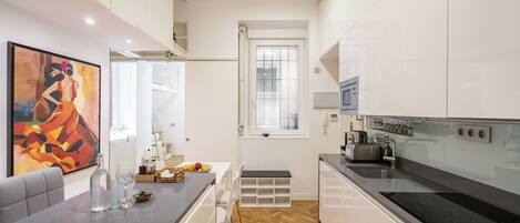 Kühlschrank, Mikrowelle, Ofen, Geschirrspüler