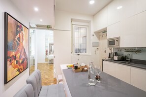 Een koelkast, een microgolfoven, een oven, een vaatwasser
