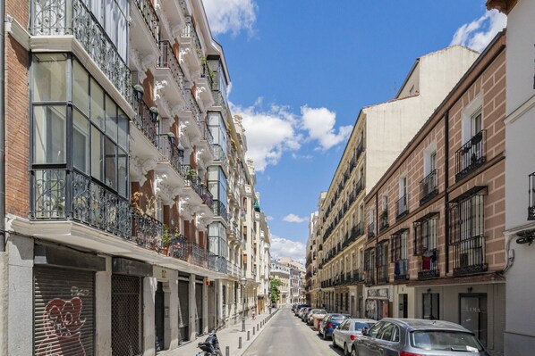Parking sans voiturier (35 EUR par nuit)