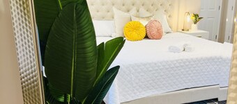 2 Bedroom Luxury Home Near Downtown