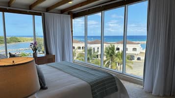 Appart'hÎtel Luxe, 1 trÚs grand lit et 1 canapé-lit, vue océan | Coin séjour | Télévision LED de 65 pouces avec chaßnes numériques