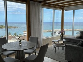 奢华公寓式客房, 1 张特大床和 1 张沙发床, 海洋景观 | 泰普尔床垫、特色装修、特色家居、办公桌