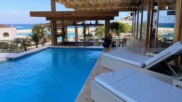 2 albercas al aire libre