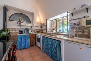 Køleskab, ovn, kogeplade, kaffe-/temaskine