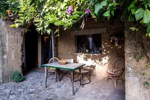 Outdoor dining - The Borgo Renaissance Stable (Farnese)