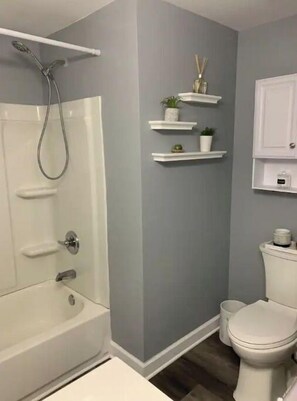 Combined shower/bathtub, towels, soap, toilet paper