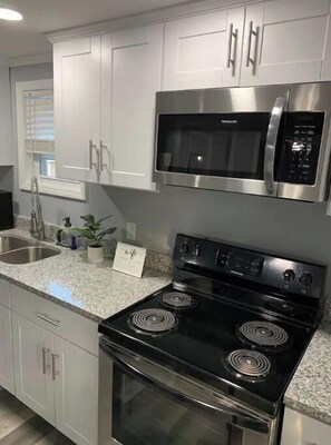 Refrigerador, microondas, horno y parrilla de estufa 