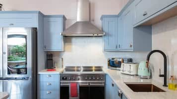 Apartamento, várias camas | Cozinha privada | Geladeira, micro-ondas, fogão, cooktop