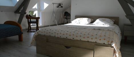 3 chambres, bureau, fer et planche Ă repasser, lit parapluie