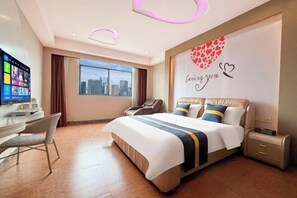 Una habitación de hotel moderna con una cama grande, un escritorio y una silla de masaje.