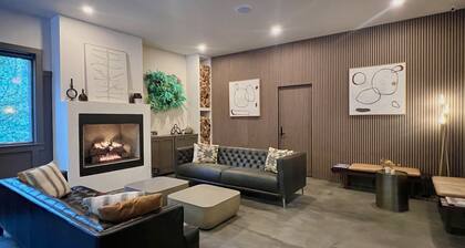 Spacious Hotel King Room in Cashiers Center