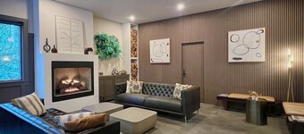 Spacious Hotel King Room in Cashiers Center