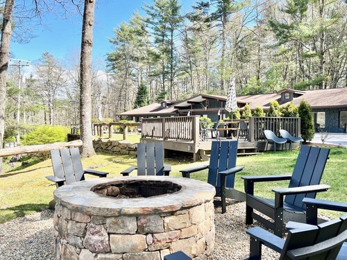 Spacious Hotel King Room in Cashiers Center