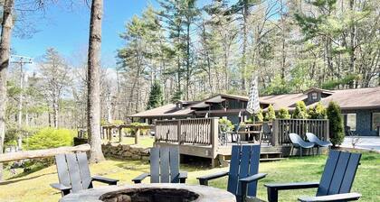 Spacious Hotel King Room in Cashiers Center