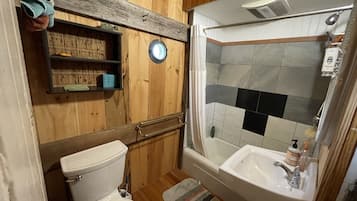 Combined shower/tub, towels, toilet paper