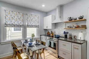 Fridge, microwave, oven, stovetop - Forth House - Butterfly Getaway in Historic SPR! (Jacksonville)