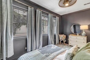 2 bedrooms, desk, iron/ironing board, travel crib - Forth House - Butterfly Getaway in Historic SPR! (Jacksonville)