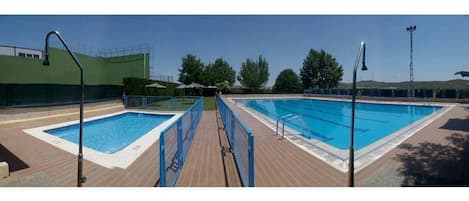 Una piscina al aire libre