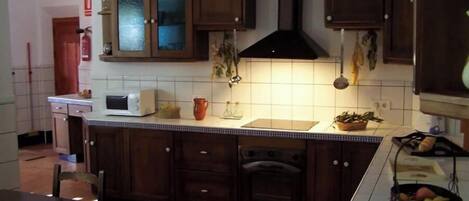 Réfrigérateur, micro-ondes, plaque de cuisson, lave-vaisselle