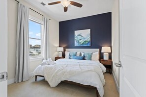 1 camera, una scrivania, tende oscuranti, ferro/asse da stiro