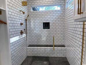 Ducha, secador de pelo, toallas