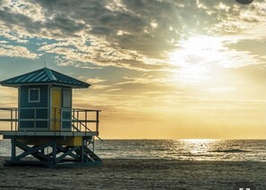 Vlak bij het strand, ligstoelen, strandlakens
