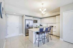 Een koelkast, een microgolfoven, een oven, een kookplaat