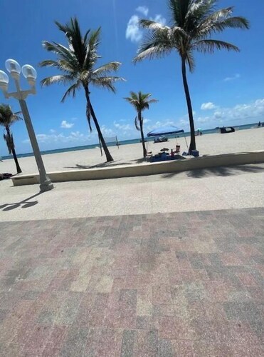 Stunning Penthouse Suite Waterfront 2 bd/2 ba