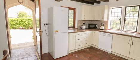 Cottage | Private kitchen | Fridge, dishwasher, electric kettle, toaster