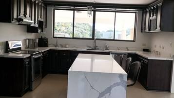 Réfrigérateur, micro-ondes, four, plaque de cuisson