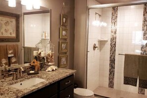 Combined shower/bathtub, hair dryer, towels, shampoo