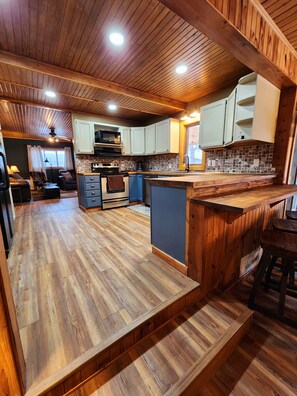 Jääkaappi, mikroaaltouuni, uuni, liesi