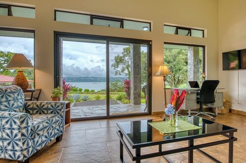 Birder’s Paradise, Dazzling Lake & Volcano Views!