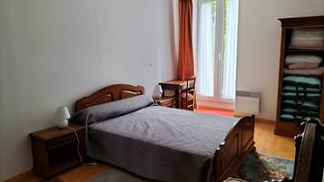 2 slaapkamers, een strijkplank/strijkijzer, gratis wifi, beddengoed