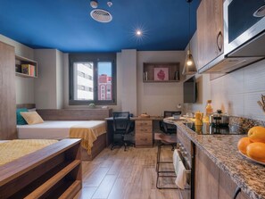 Standard Double Room | Desk, laptop workspace, free WiFi, bed sheets - Livensa Living Studios Valencia Marina Real (Valencia)