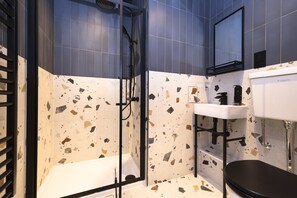 Apartment | Bathroom | Shower, hair dryer, towels, soap