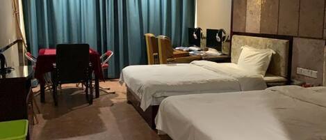 Una habitación de hotel con dos camas, un escritorio y una silla.