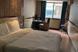 Room - Ice Thunder Broken Internet Cafe (Jinxian)